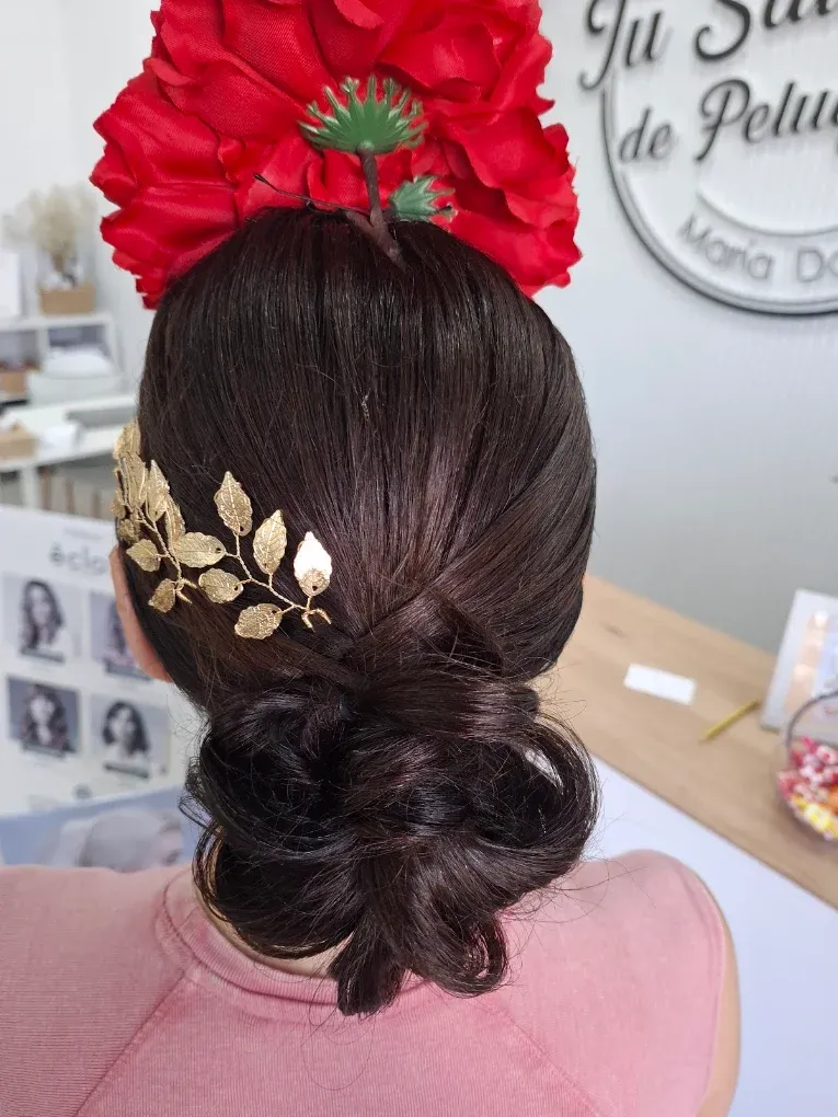 Recogido bajo con flor roja y peineta dorada