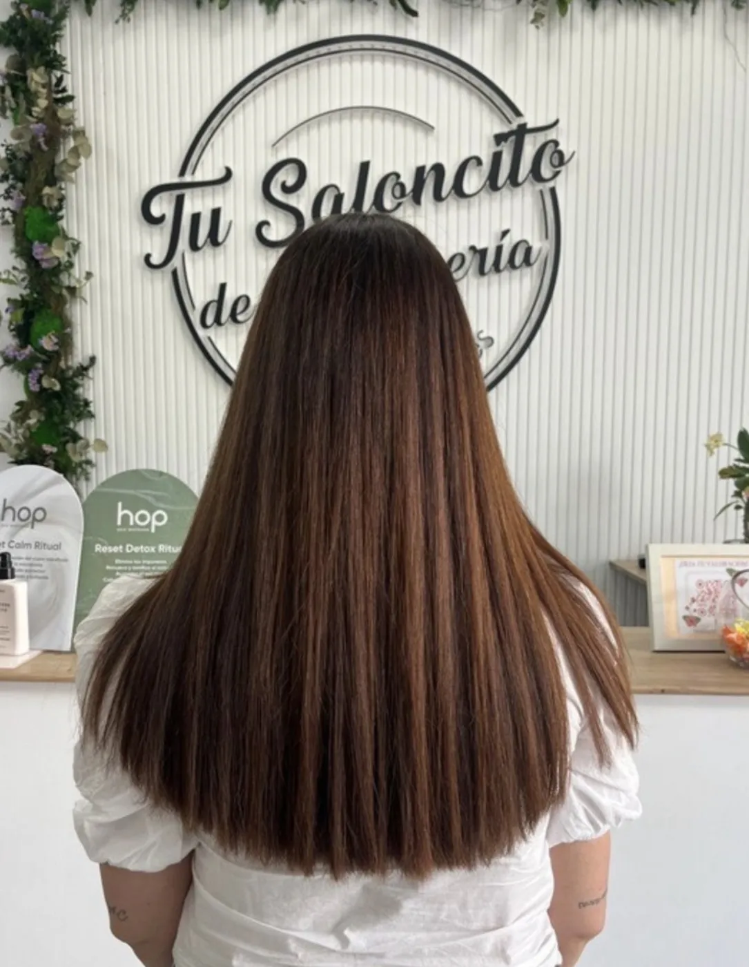 Castaño con brillo y pelo liso
