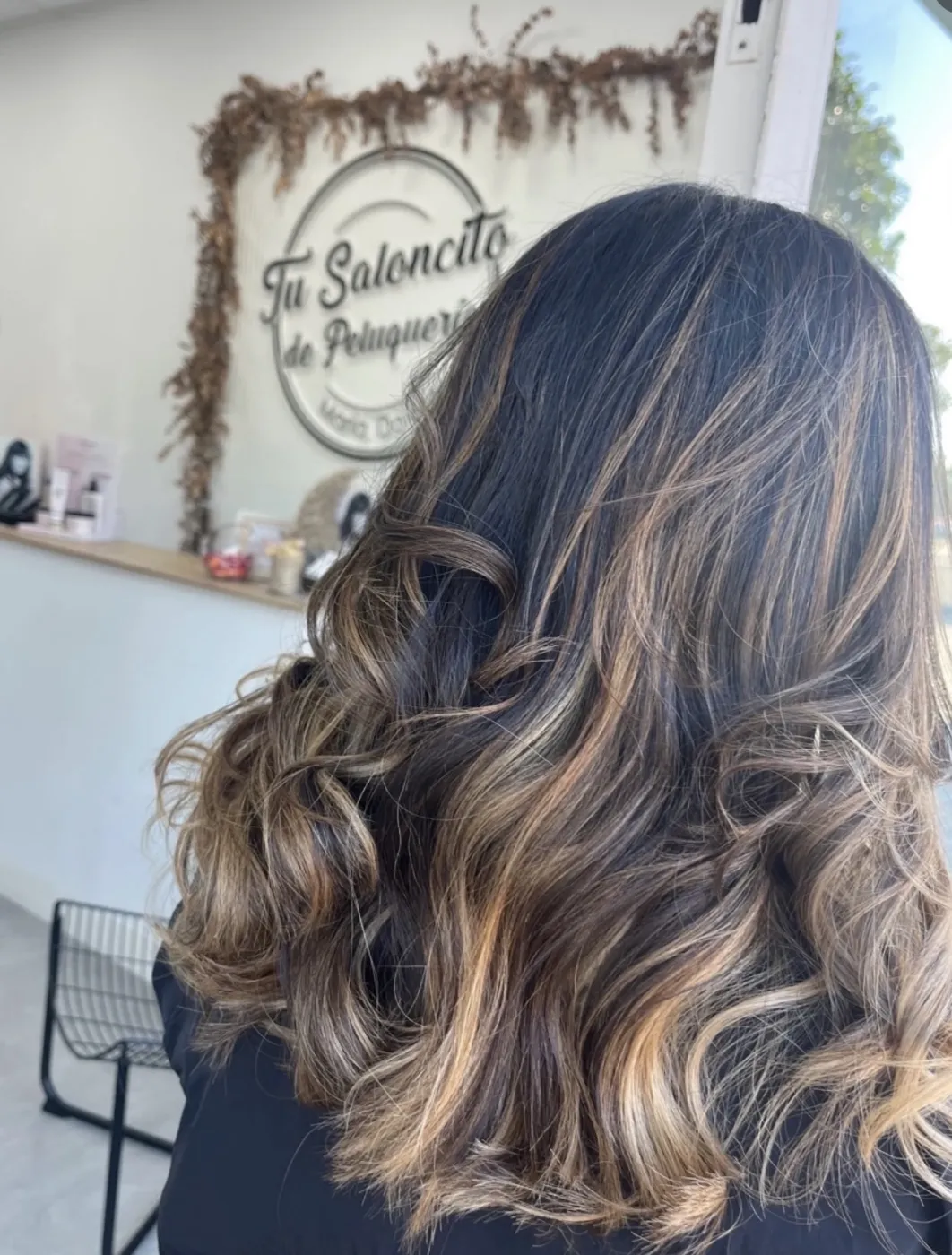 Mechas caramelo con ondas