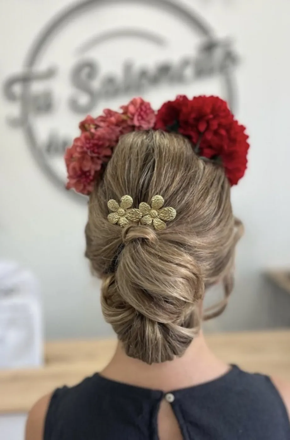Recogido con flores rojas y broche dorado