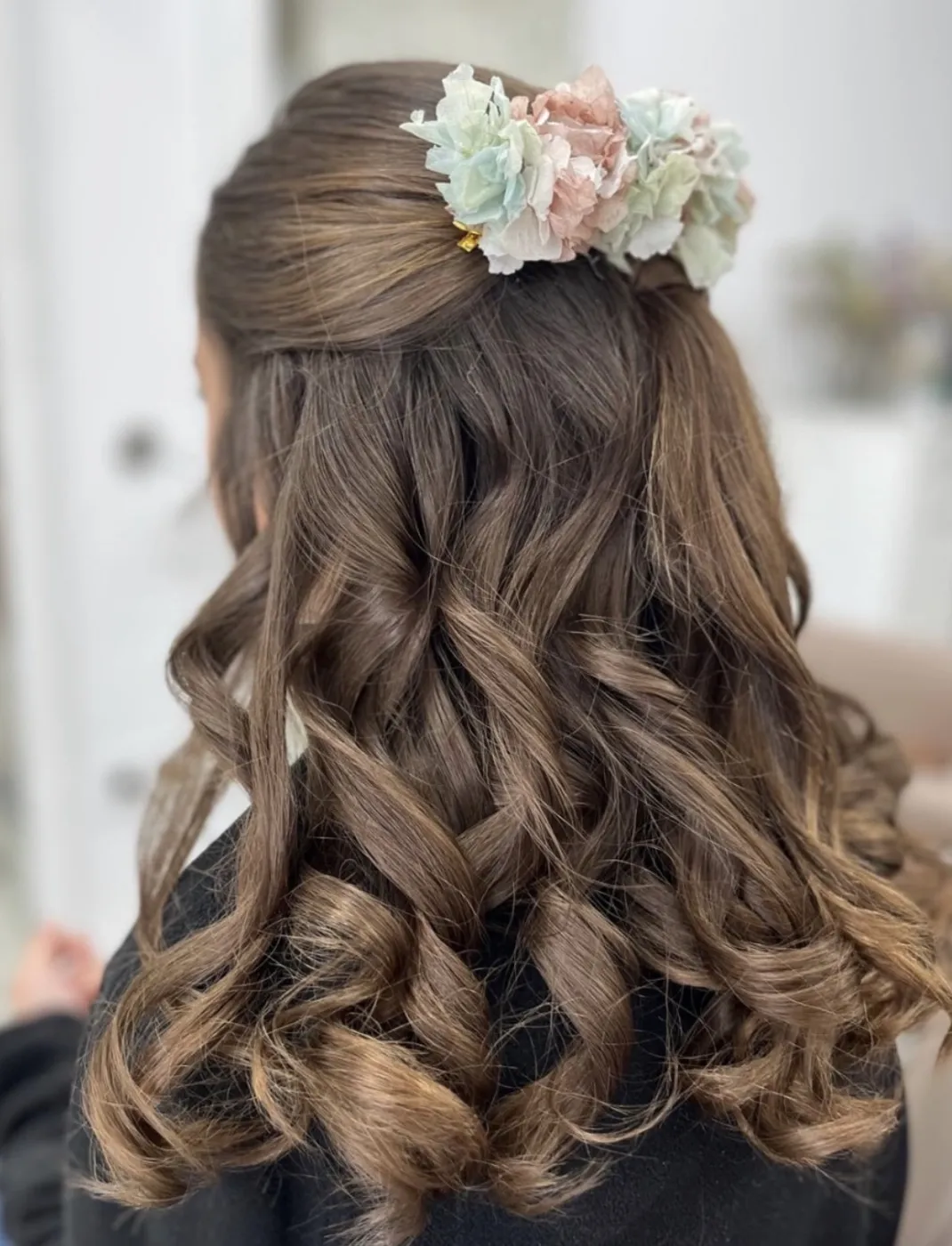 Semirrecogido con ondas y flores secas